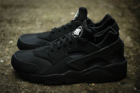 nike huarache all black.